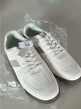 Old Navy White Sneakers with Taupe Stripe